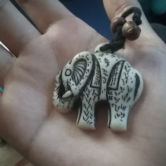 black and white elephant necklace 🐘,❤️💯 - Picture 4 of 5